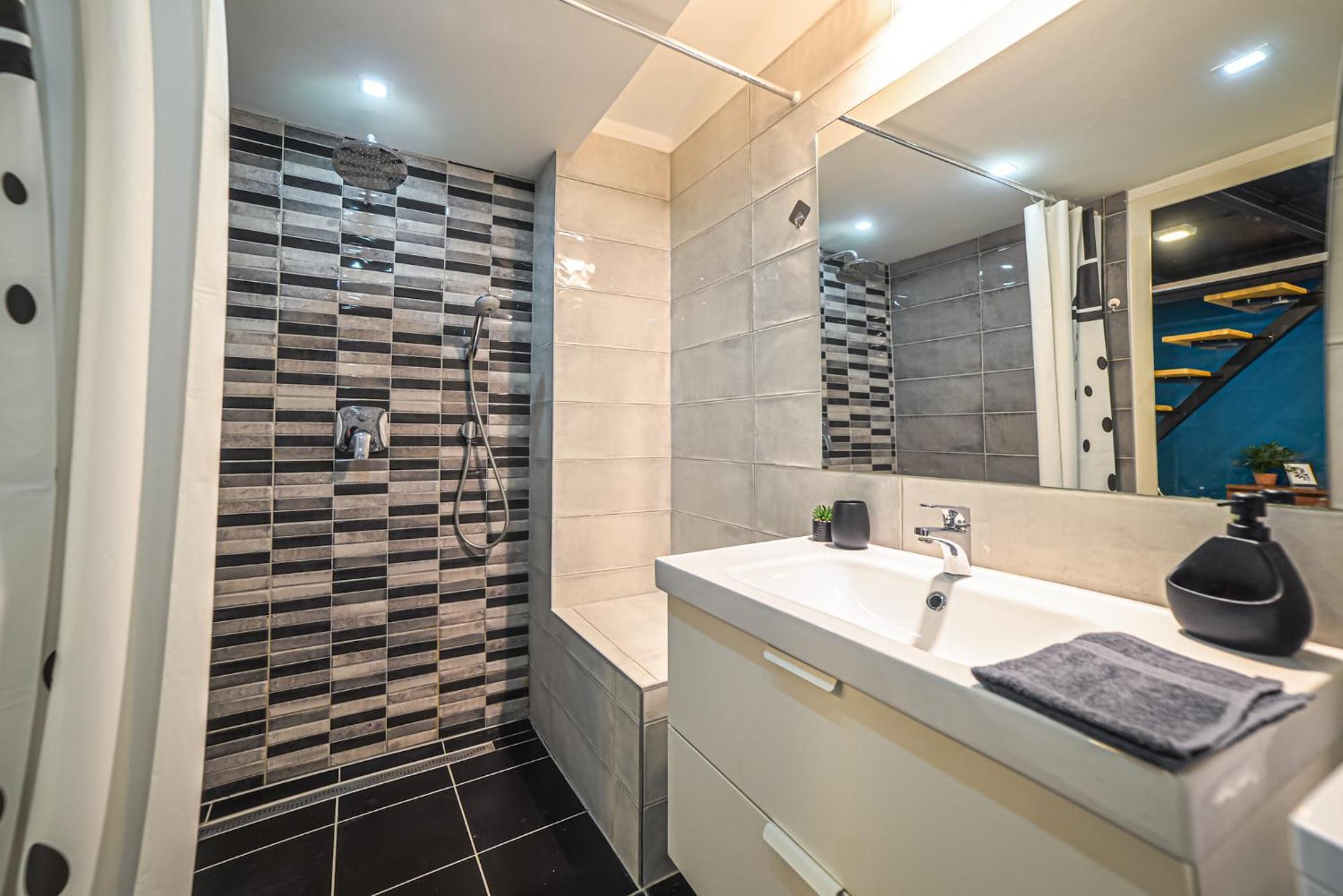 Global Living - Dazzling Dob Dwelling Apartment